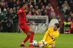 包含拜仁慕尼黑中场策应队友破门，德甲冠军卫冕在望的词条