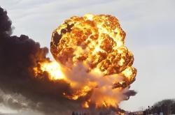 关于紧张的气氛笼罩在现场，胜负悬念令人无法预测的信息